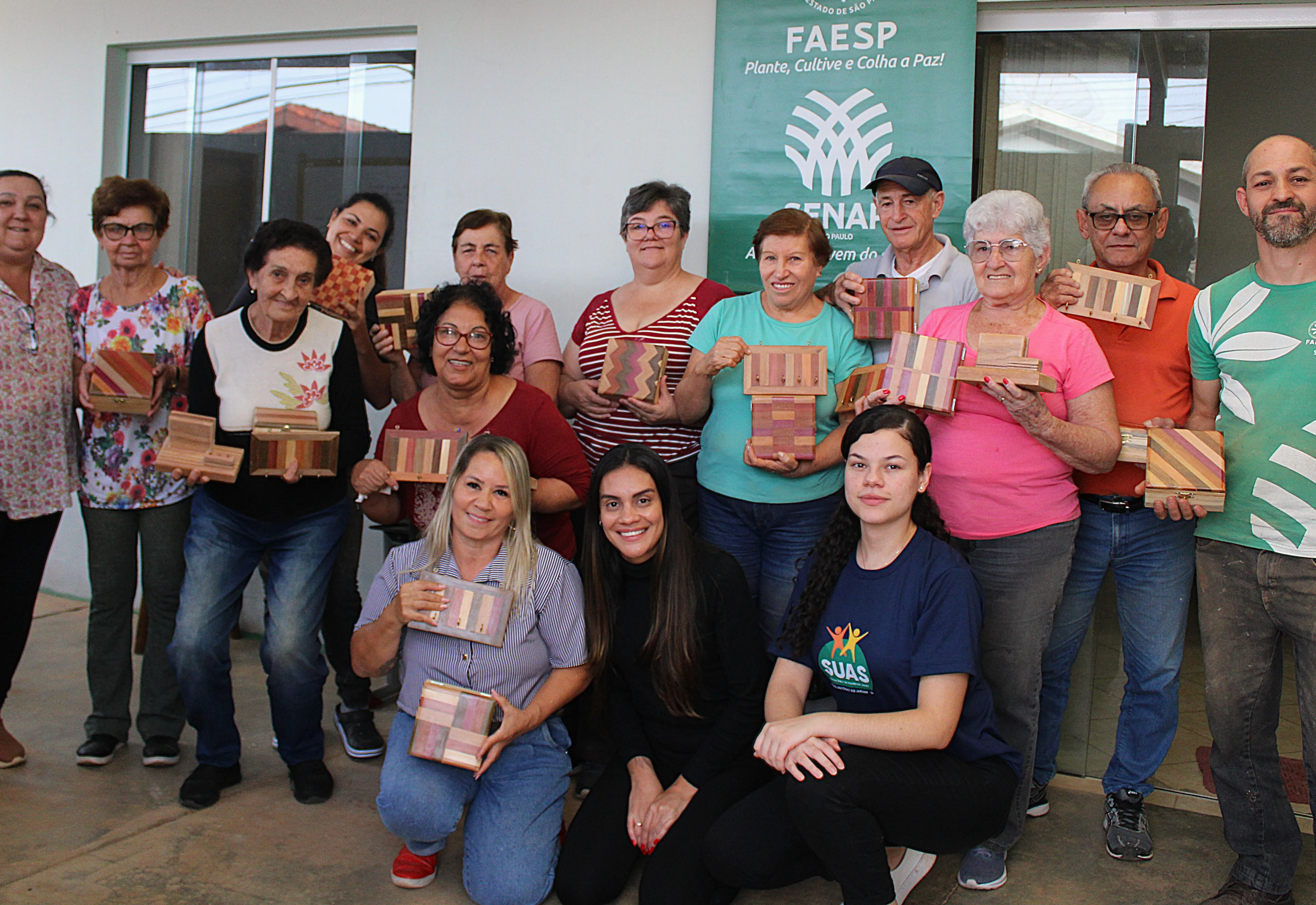 Encerramos com sucesso o curso “Artesanato com Madeira Maciça Reciclável”