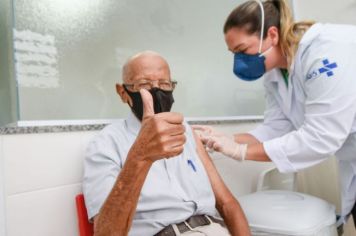 Vacinação contra COVID para os idosos de 64 anos