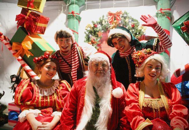 Feira Gastronômica Natalina e chegada do papai noel encantam a cidade 