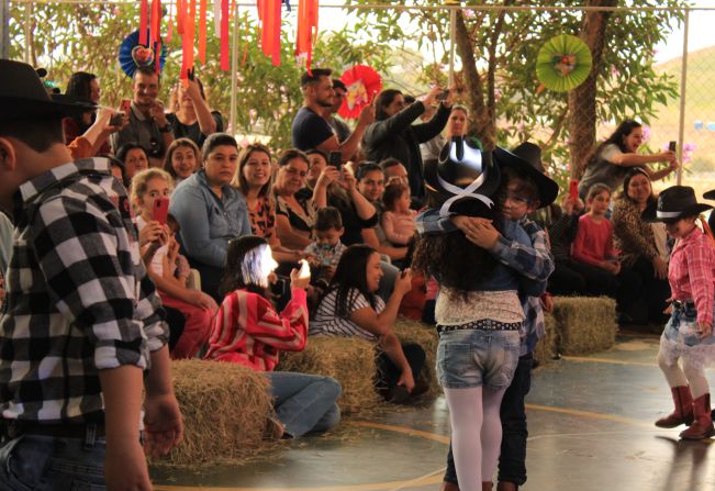 Finalizamos as comemorações juninas com uma extraordinária apresentação da escola Leocádia! 