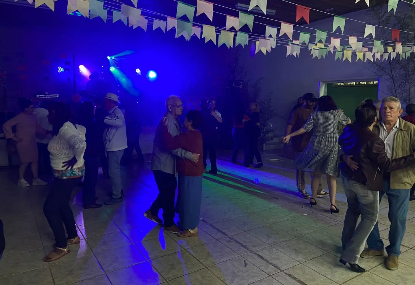 Baile da Melhor Idade: Um Espetáculo de Alegria, Dança e Solidariedade!