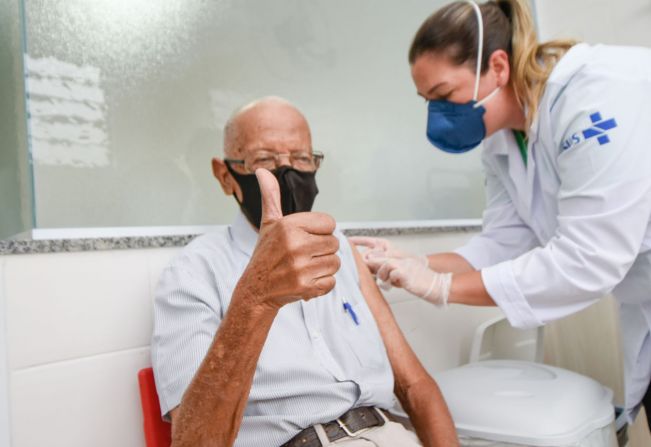 Vacinação contra COVID para os idosos de 64 anos