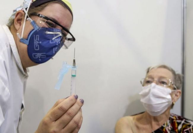 Vacinação contra COVID para os idosos entre 65 e 66 anos