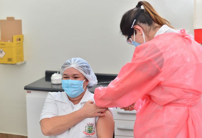 Funcionários comemoram a chegada da VACINA em Santo Antônio do Jardim!